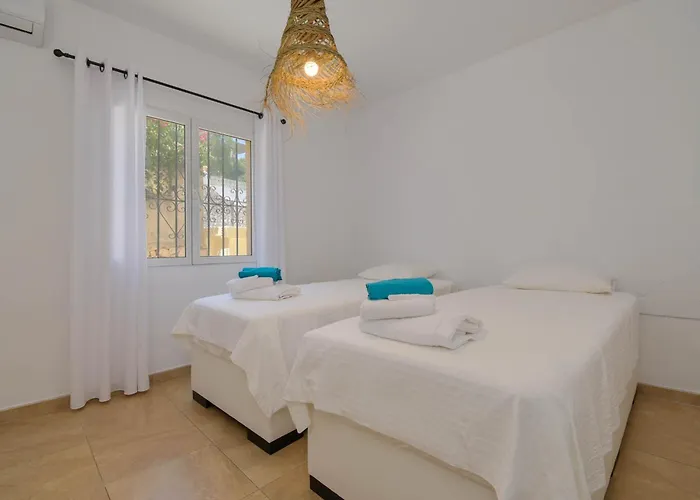 La Perla With Seaview & Large Pool *